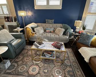 Renovated Victorian Home 5 mins walk to Beach and Asbury Park 6 beach tags - Ocean Grove - Living room