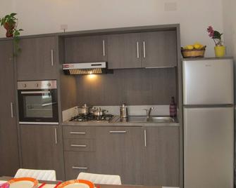 Casa Melograno spacious and modern three-room apartment in olive grove near the sea - Mattinata - Cucina