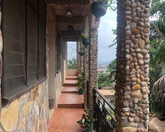 Legassi Gardens Apartments - Kwabenyan - ระเบียง