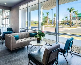 La Quinta Inn & Suites by Wyndham Miramar Beach-Destin - Miramar Beach - Living room