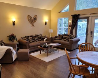 Casa Allegro ~ Mara Lake Tranquility ~ An All-Season Paradise - Sicamous - Living room