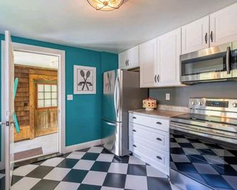 New The Foundry Getaway 2br / 1 Br - Saranac Lake - Kuchyň