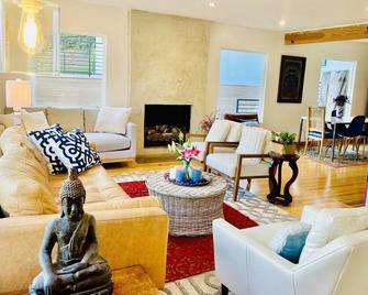 Panoramic mountain view mid century cottage - South Pasadena - Living room