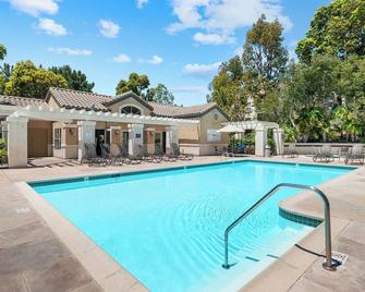 Relax Near Del Mar & La Jolla! Superb Location! Cozy Condo You’ll Adore! - San Diego - Svømmebasseng