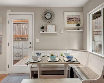 Spacious Main Street Retreat for families and large groups - Edmonds - Dining room
