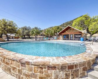 Bent River Cabin #1 @ Frio River Escape - Concan - Pool