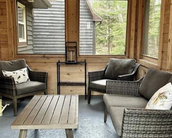 Spacious & Private home overlooking the Bras d'Or Lake. Serenity NOW! - Baddeck - Вітальня