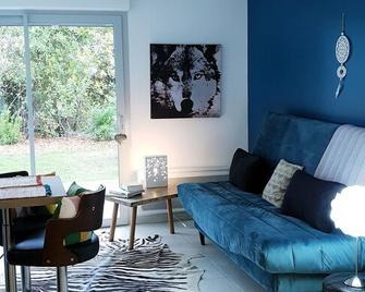 Studio in luxury residence with garden 10 minutes from Biarritz and beaches - Anglet - Living room