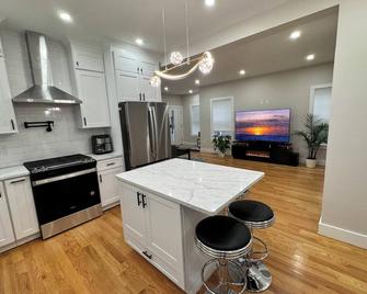 Modern/Luxury Condo Norwood - Norwood - Kitchen