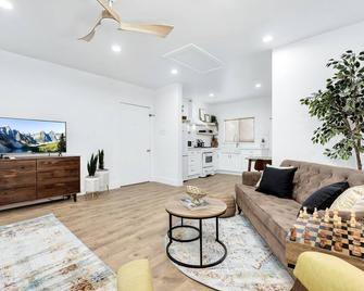 The Lower Landing Suite In Tulare, Ca - Tulare - Living room