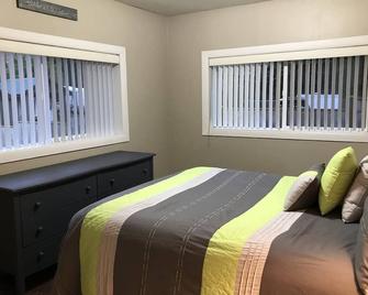 Direct Dune Access Sleeps 10 In House, 6 In Bunkhouses - Bath Houses. - Норт-Бенд - Спальня