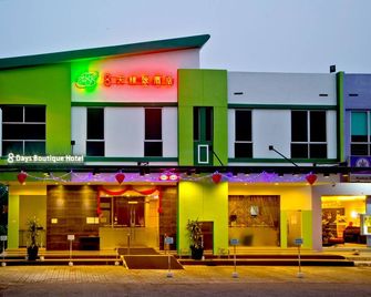 Eight Days Boutique Hotel - Impian Emas - Skudai - Building