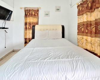 OYO 2946 Handira Homestay - Padang - Slaapkamer