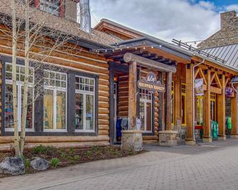King Center Village lock-off w/ shared hot tub, on rec trail, walk to lift - Copper Mountain - Building