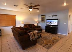 Guest house in Boulder City, NV -Close to the Hoover Dam and Historical downtown - Boulder City - Living room