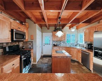 Air Conditioning, Generator & 3 King-Size beds + 1 Queen - Long Barn - Cocina