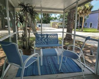 Dolphin Updated Cottage On River - 1 Mile to Beach Kitchen Washer Dryer - Bonita Springs - Patio