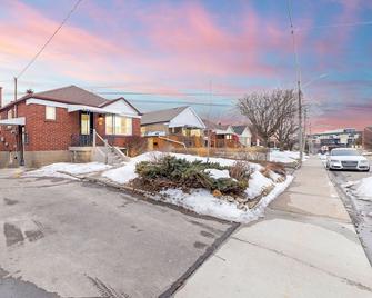 2 Bedroom East-York bungalow - Toronto - Building