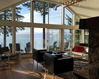 The Driftwood Beach House - Oceanfront Luxury On The Sunshine Coast Of Bc - Sechelt - Living room