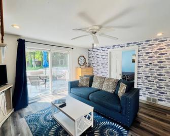 Goodrich Studio King Size with Jacuzzi - New Buffalo - Phòng khách