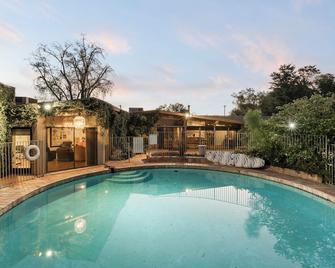 Spacious 6BR Phoenix Retreat w/Outdoor Oasis Perfect for families & group events - Phoenix - Pool