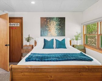Summit Shores Tranquil Escape Designed for Groups w Hot Tub Fire Pit Game Room - Lake Harmony - Bedroom