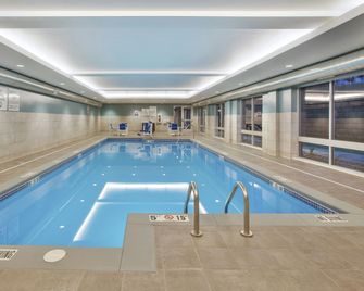 Holiday Inn Express & Suites Grand Rapids - Airport North By IHG - Grand Rapids - Piscina