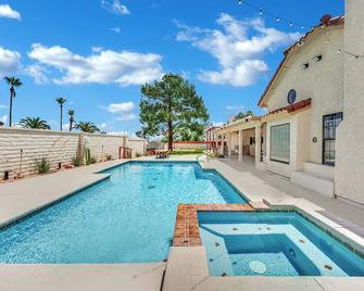 Modern 2-Bedroom w/ Pool - לאס וגאס - בריכה