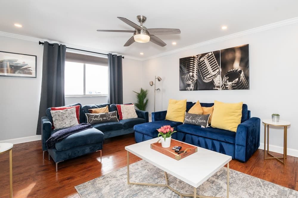 21Floor-2BR/1Bath/- King/Queen bed, Parking/Downtown view - Atlanta - Living room