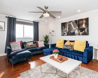 21Floor-2BR/1Bath/- King/Queen bed, Parking/Downtown view - Atlanta - Living room