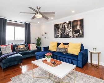 21Floor-2BR/1Bath/- King/Queen bed, Parking/Downtown view - Atlanta - Living room