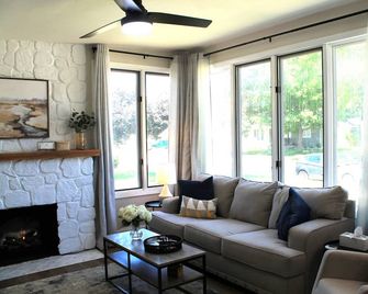 Perfect location for travel workers, close to everything and fully furnished! - Oshkosh - Вітальня