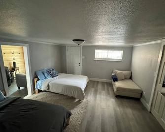 Party on the Lake at Meeka's Cove! - Fort Worth - Bedroom