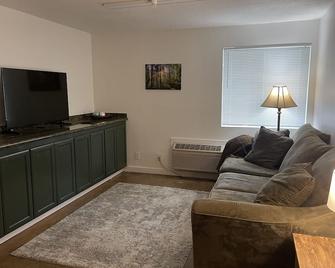 Prime Quick Stop: 1-Bedroom Apartment Close to I-5, Dining, and Fuel. - 克雷斯韋爾 - 客廳