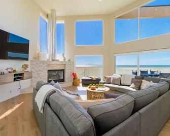 Luxury Beachfront Villa w/ Direct Beach Access! - Oxnard - Living room
