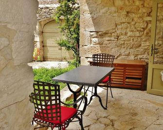 Mas Escombelle - Charming rooms & yurts in the heart of nature - Barjac - Patio