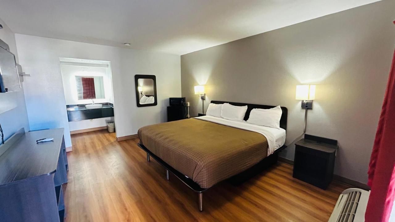Super 7 Inn Tupelo