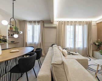 Haussmann apartment - South-facing balcony 2BR 4p - Cannes - Olohuone