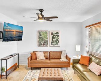 Pool Heat I Firepit And Bbq I 75'Tv I Foosball I 581mbps - Cooper City - Living room
