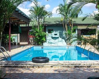 Ultimate Hotel - Weija - Piscina