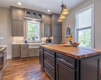 Fully fenced, 1/2 acre, dog friendly in downtown Abingdon! - Abingdon - Küche