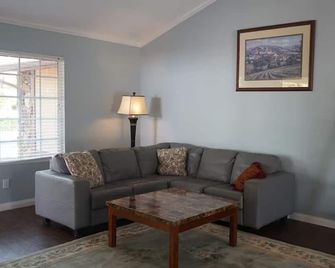 Cozy 3-bedroom residential home in Wildomar, CA - Wildomar - Sala de estar