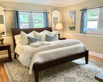 Extremely Clean!1928 Columbine Cottage-Hot tub,Fire pit,Hiking,Pikes Peak Views - Colorado Springs - Bedroom