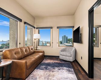 Force On 5th Hotel Duluth - Duluth - Living room