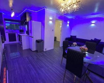 Chic 2 Bedroom Flat - Felixstowe - Dining room