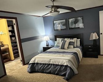 A stone's throw from the River, this amazing property won't disappoint! - Prairie du Chien - Slaapkamer