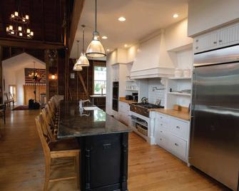 Beautiful modern rustic barn located near state parks and Chain o Lakes. - Waupaca - Kitchen