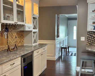 3-bedroom house in gorgeous Mount Pleasant MI home to CMU and Soaring Eagle. - Mount Pleasant - Kitchen