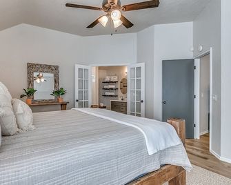 Edmond charmer with Rainfall shower & large yard! - Edmond - Bedroom