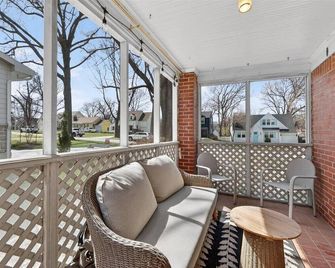 Remodeled Kansas City home near World Cup stadium, walk to park, dog friendly - Fairway - Balcony